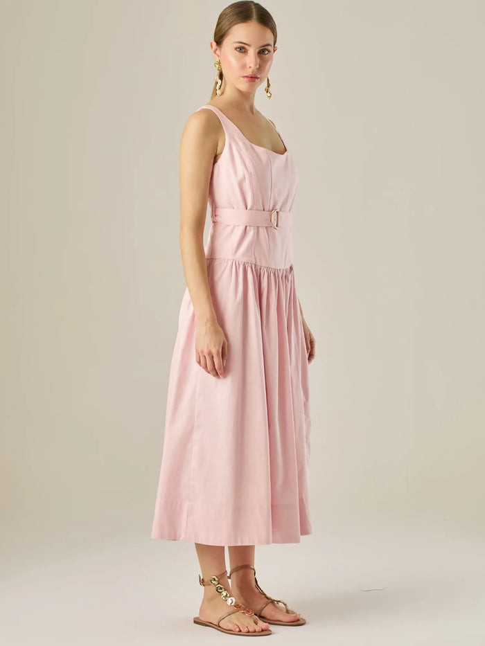 Vestido midi sin mangas con escote redondeado y cinturón decorativo que acentúa la cintura. Su silueta limpia y femenina, junto con la falda con caída suave, lo convierten en una opción elegante y versátil para un look sofisticado y atemporal.

Detalles:

Color: Rosa

Material: 69% Rayon 29% Lino 2% Lino