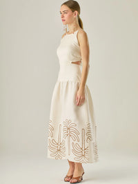 Vestido largo sin mangas con escote recto, aberturas laterales y detalle bordado en el bajo con motivos de inspiración natural. Su diseño limpio y femenino lo convierte en una opción ideal para un look sofisticado con un aire fresco y artesanal.

Detalles:

Color: Sand
