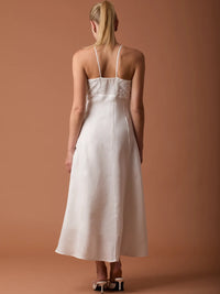 Vestido Largo Imada Blanco con delicada textura de encaje y diseño halter favorecedor.