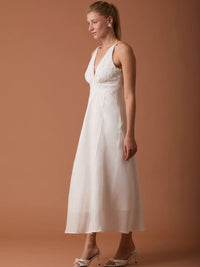 Vestido Largo Imada Blanco con estilo halter moderno y silueta femenina para ocasiones formales.