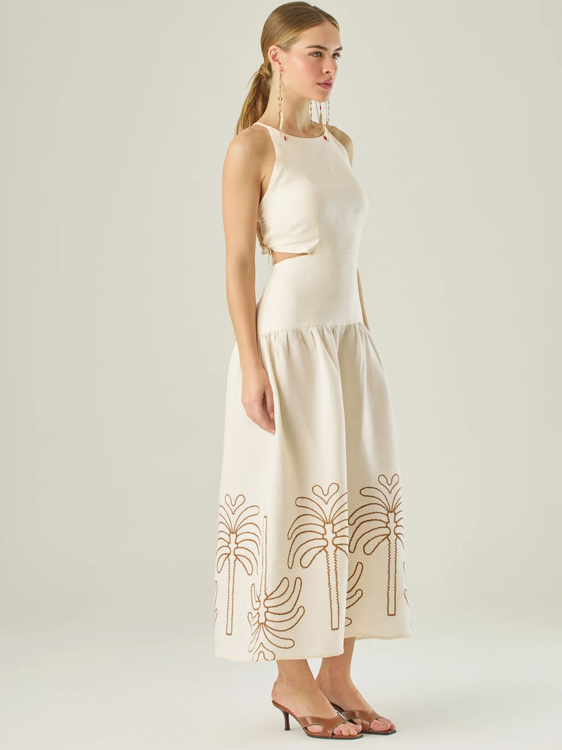 Vestido largo sin mangas con escote recto, aberturas laterales y detalle bordado en el bajo con motivos de inspiración natural. Su diseño limpio y femenino lo convierte en una opción ideal para un look sofisticado con un aire fresco y artesanal.

Detalles:

Color: Sand
