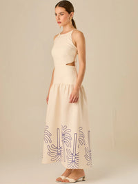 Vestido largo sin mangas con escote recto, aberturas laterales y detalle bordado en el bajo con motivos de inspiración natural. Su diseño limpio y femenino lo convierte en una opción ideal para un look sofisticado con un aire fresco y artesanal.

Detalles:

Color: Sand

Materia: 52% Lino 48% Rayon