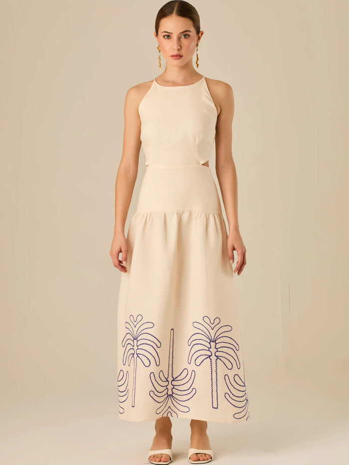 Vestido largo sin mangas con escote recto, aberturas laterales y detalle bordado en el bajo con motivos de inspiración natural. Su diseño limpio y femenino lo convierte en una opción ideal para un look sofisticado con un aire fresco y artesanal.

Detalles:

Color: Sand

Materia: 52% Lino 48% Rayon