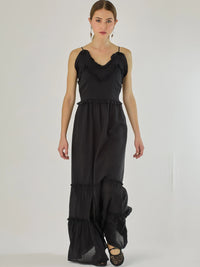Vestido largo con volantes delicados y silueta fluida, ideal para un look femenino y relajado. Su diseño cómodo y versátil combina elegancia natural con un toque romántico, perfecto para los días cálidos.

Detalles:

Color: Negro

Material: 100% Lyocel