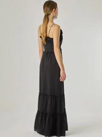 Vestido largo con volantes delicados y silueta fluida, ideal para un look femenino y relajado. Su diseño cómodo y versátil combina elegancia natural con un toque romántico, perfecto para los días cálidos.

Detalles:

Color: Negro

Material: 100% Lyocel