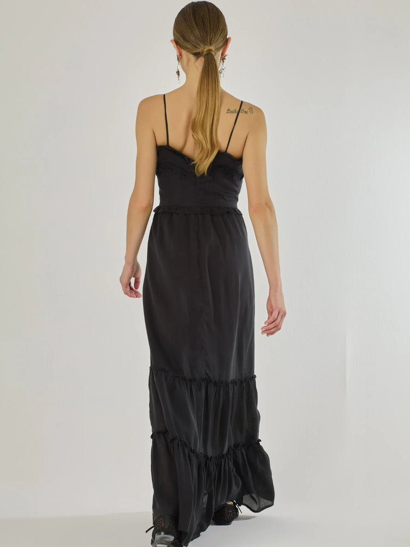 Vestido largo con volantes delicados y silueta fluida, ideal para un look femenino y relajado. Su diseño cómodo y versátil combina elegancia natural con un toque romántico, perfecto para los días cálidos.

Detalles:

Color: Negro

Material: 100% Lyocel