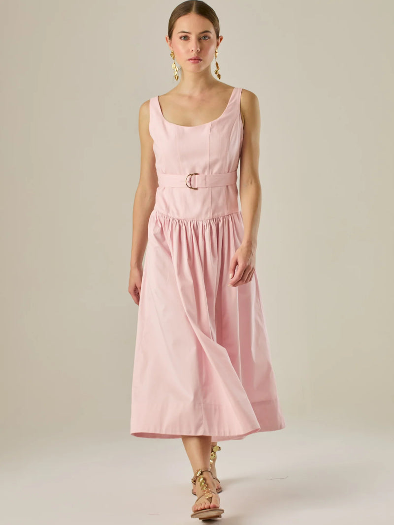 Vestido midi sin mangas con escote redondeado y cinturón decorativo que acentúa la cintura. Su silueta limpia y femenina, junto con la falda con caída suave, lo convierten en una opción elegante y versátil para un look sofisticado y atemporal.

Detalles:

Color: Rosa

Material: 69% Rayon 29% Lino 2% Lino