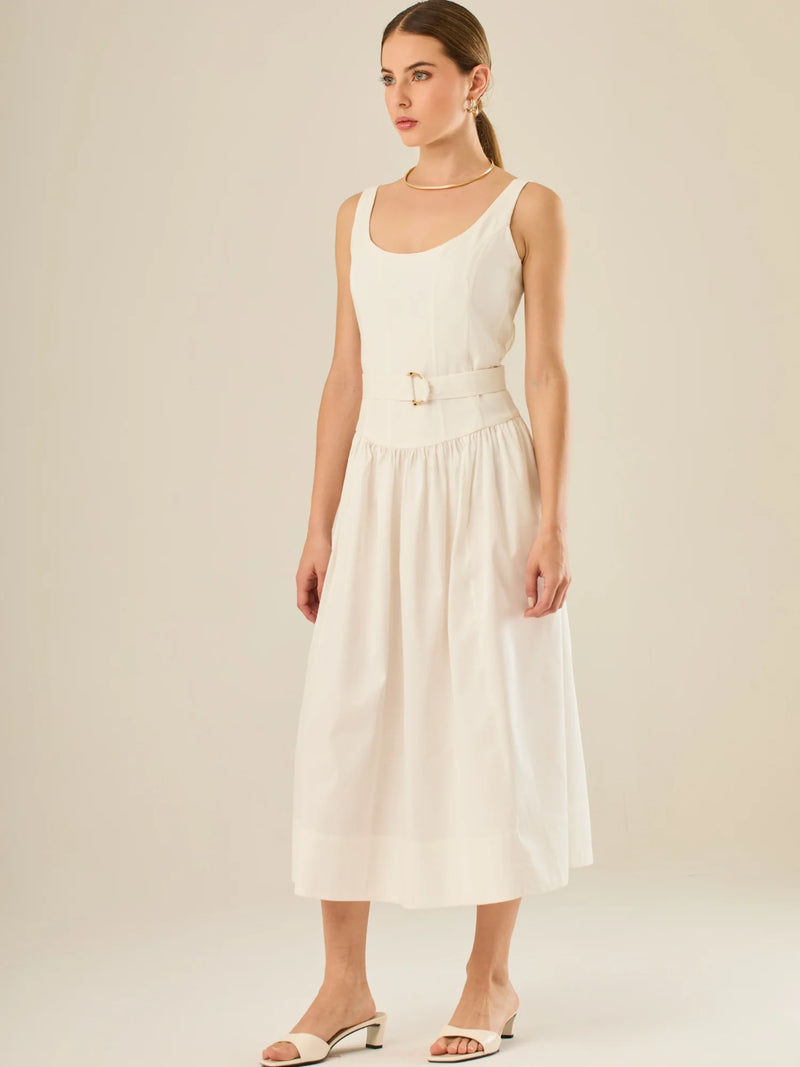 Vestido midi sin mangas con escote redondeado y cinturón decorativo que acentúa la cintura. Su silueta limpia y femenina, junto con la falda con caída suave, lo convierten en una opción elegante y versátil para un look sofisticado y atemporal.

Detalles:

Color: Blanco

Material: 69% Rayo
