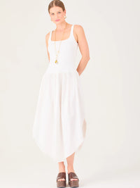 Vestido midi de líneas limpias con tirantes anchos y escote recto. Cuerpo suavemente entallado que cae a una cintura baja fruncida y una falda amplia con bajo redondeado asimétrico tipo pétalo. Una pieza fresca y sofisticada para elevar looks de día o de tarde

Detalles:

Color: Blanco

Material: 95% Poliéster 5% Elastómero 