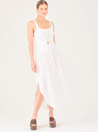 Vestido midi de líneas limpias con tirantes anchos y escote recto. Cuerpo suavemente entallado que cae a una cintura baja fruncida y una falda amplia con bajo redondeado asimétrico tipo pétalo. Una pieza fresca y sofisticada para elevar looks de día o de tarde

Detalles:

Color: Blanco

Material: 95% Poliéster 5% Elastómero 