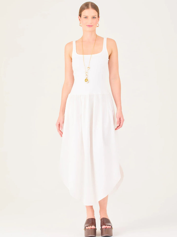 Vestido midi de líneas limpias con tirantes anchos y escote recto. Cuerpo suavemente entallado que cae a una cintura baja fruncida y una falda amplia con bajo redondeado asimétrico tipo pétalo. Una pieza fresca y sofisticada para elevar looks de día o de tarde

Detalles:

Color: Blanco

Material: 95% Poliéster 5% Elastómero 