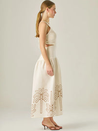 Vestido largo sin mangas con escote recto, aberturas laterales y detalle bordado en el bajo con motivos de inspiración natural. Su diseño limpio y femenino lo convierte en una opción ideal para un look sofisticado con un aire fresco y artesanal.

Detalles:

Color: Sand