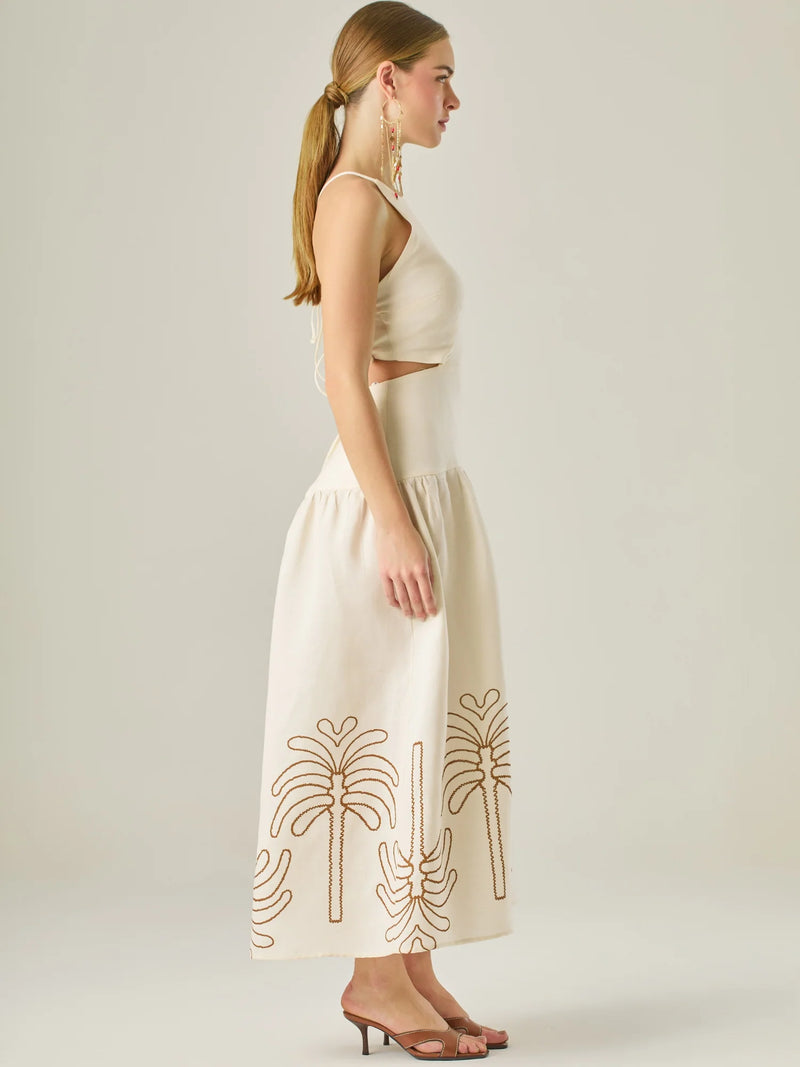 Vestido largo sin mangas con escote recto, aberturas laterales y detalle bordado en el bajo con motivos de inspiración natural. Su diseño limpio y femenino lo convierte en una opción ideal para un look sofisticado con un aire fresco y artesanal.

Detalles:

Color: Sand