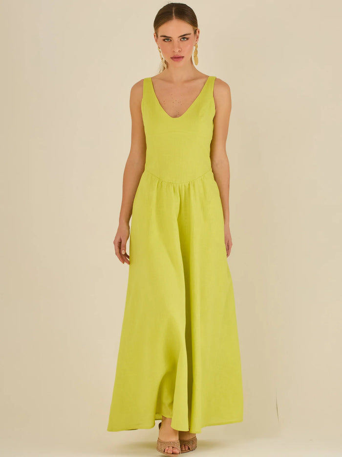 Vestido largo sin mangas con escote sutilmente curvado. El talle entallado contrasta con la amplitud de la falda, creando una silueta fluida y elegante. Una propuesta fresca, pensada para climas cálidos o eventos al aire libre, con un aire relajado que no pierde sofisticación.

Detalles:

Color: Lima
