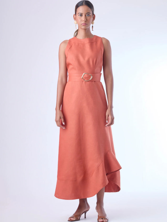 Vestido midi sin mangas, con escote cerrado y un corte limpio en la parte superior que resalta los hombros. Ajustado en la cintura con un cinturón ancho del mismo tejido, adornado con una hebilla metálica asimétrica que agrega un toque distintivo. La falda cae en línea A con una elegante abertura en forma de ola en el bajo, creando un movimiento sutil y femenino. Sofisticado y versátil, ideal para un look pulido con un toque contemporáneo.

Detalles:

Color: Coral