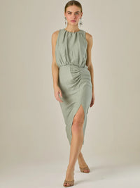 Vestido midi sin mangas con escote redondo y drapeado sutil en la cintura que favorece la silueta. Su tejido suave y caída elegante crean un look sofisticado y minimalista, perfecto para ocasiones que requieren un estilo refinado y actual.

Detalles:

Color: Verde

Material: 85% Rayon 15% Lino