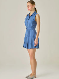 Vestido corto sin mangas con estructura camisera, bolsillos frontales y falda plisada que aporta movimiento y estilo. El cinturón ajustable realza la silueta, logrando un look casual con un toque sofisticado, ideal para días activos con mucho estilo.

Detalles:

Color: Azul

Material: 93% Rayón 7% Poliéster